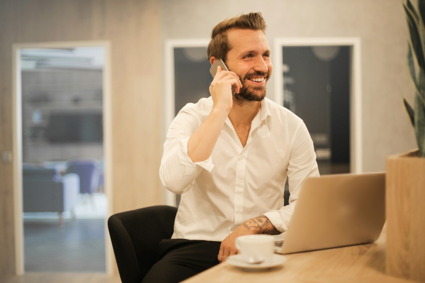 Consultor sorrindo ao telefone no escritório