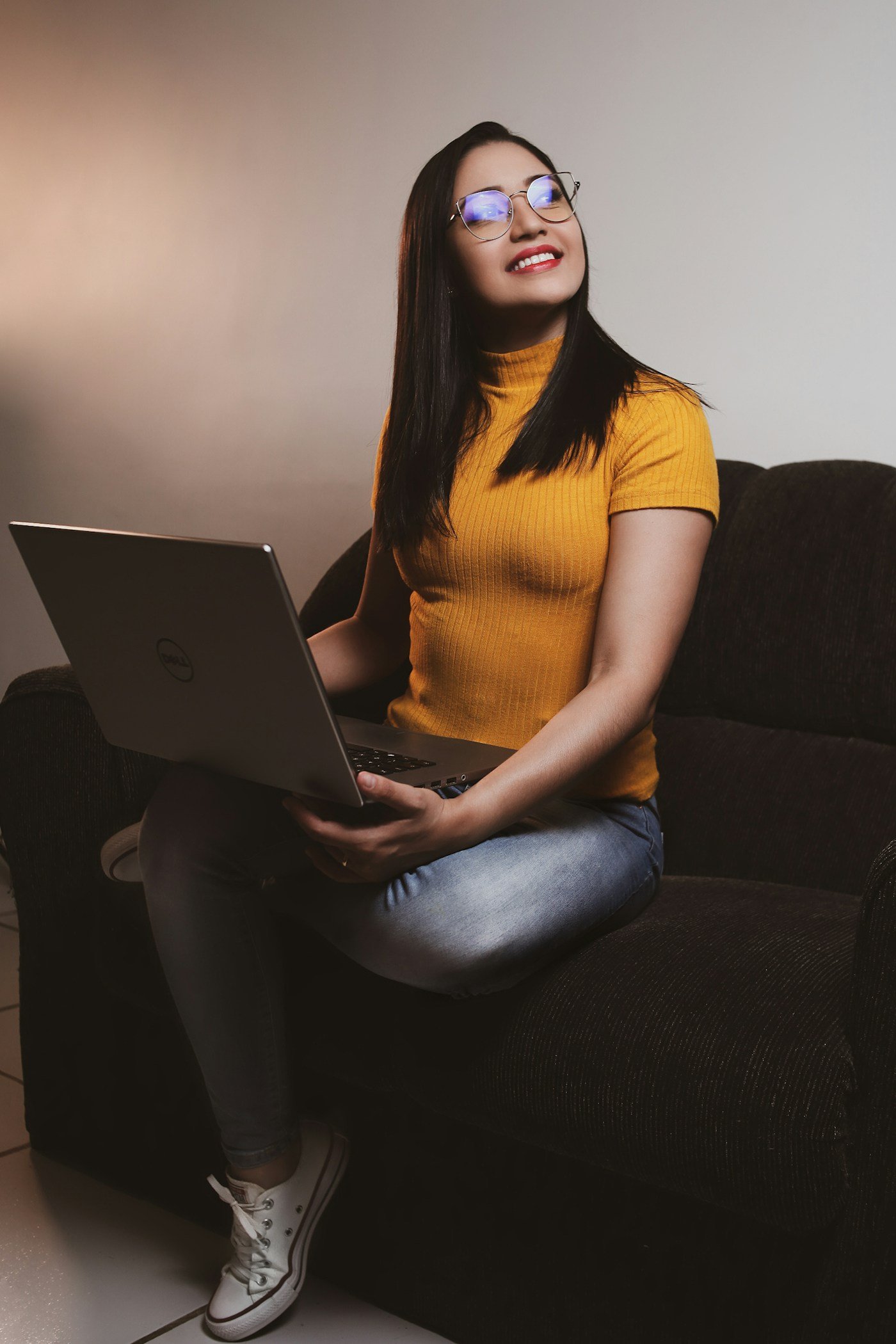Freelancer sorrindo com o notebook no colo