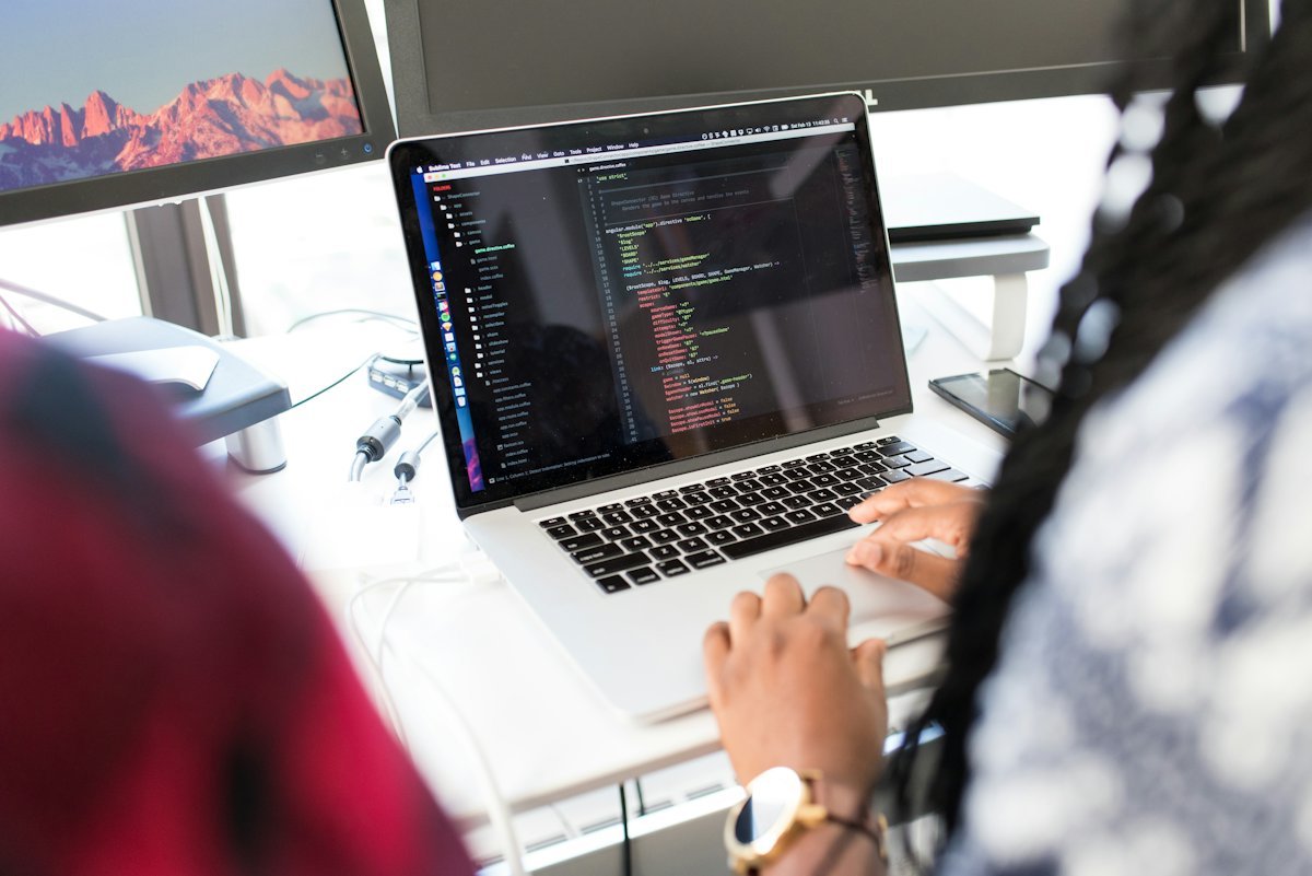 Duas pessoas trabalhando no código de um site