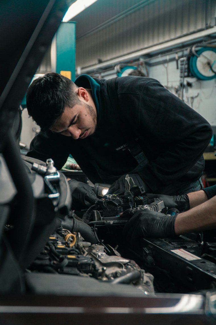 Mecânico trabalhando em um carro